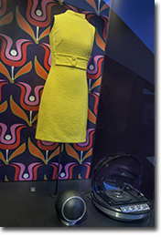 Dress dating 1964 and an Apollo model stereo and speakers from the late 1960s.
Canadian Museum of History, 2007.182.14, 2004.7.1.1, 2 a-b, IMG2017-0043-0017-Dm
