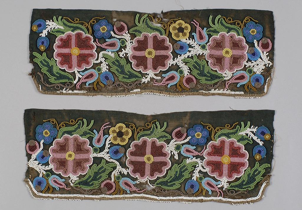 les perles forment un triple motif floral frontal stylisé entouré de petits motifs de fleurs et de feuilles