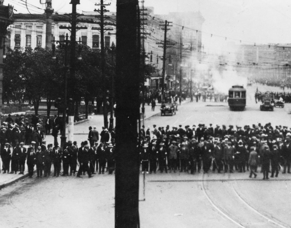 Gendarmes spéciaux maniant des matraques durant l’émeute du 21 juin 1919 à Winnipeg