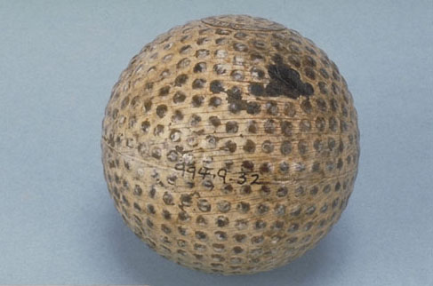 Première balle de golf à âme en caoutchouc, 1901. Musée canadien de l’histoire, 994.9.32