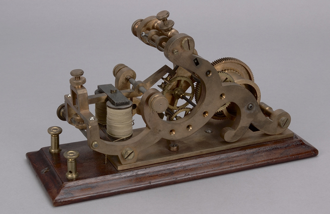 Enregistreur morse datant du milieu du XIXe siècle. Cet objet recevait les signaux en morse (Musée canadien de l’histoire, CN-75 a). 
