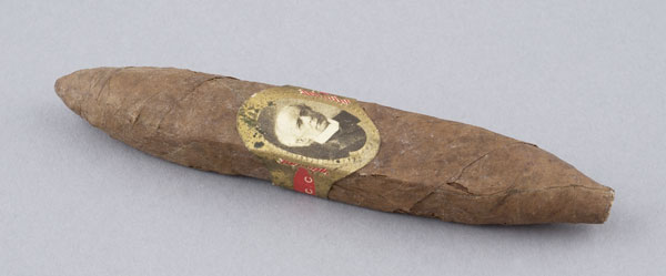 Cigar made of brown tobacco, sporting a label with a photograph of Laurier. Canadian Museum of History, 2002.125.1266