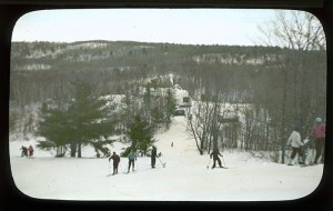 Des gens sur une pente de ski