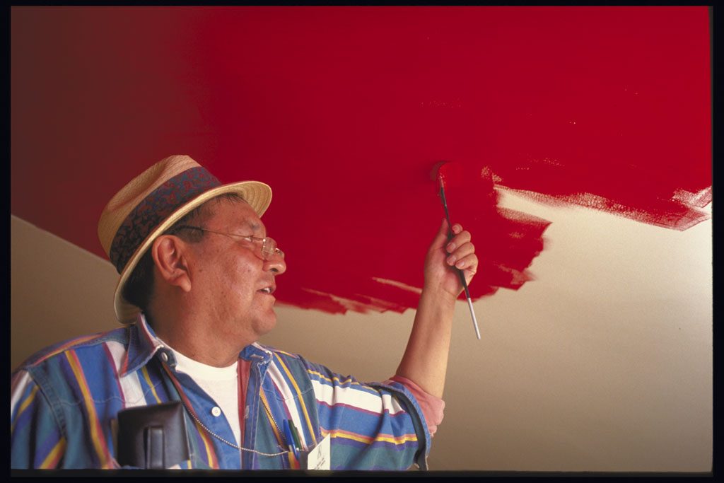 Alex Janvier painting Morning Star on the ceiling of the Grand Hall, 1993. Canadian Museum of History, 73-27121