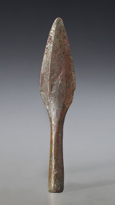 Pointe de lance ou couteau, fin de la période archaïque, lac Supérieur, il y a 3 000 à 4 000 ans Cuivre natif Musée canadien de l’histoire, DiJa-1:44