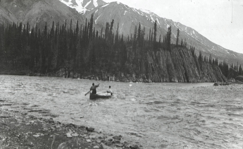 M. Keele en canot sur la rivière Keele