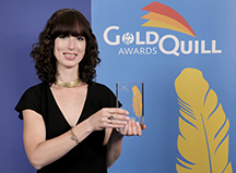 Lee Wyndham, coordonnatrice des publications des Musées, montrant le prix Gold Quill décerné par l’AIPC