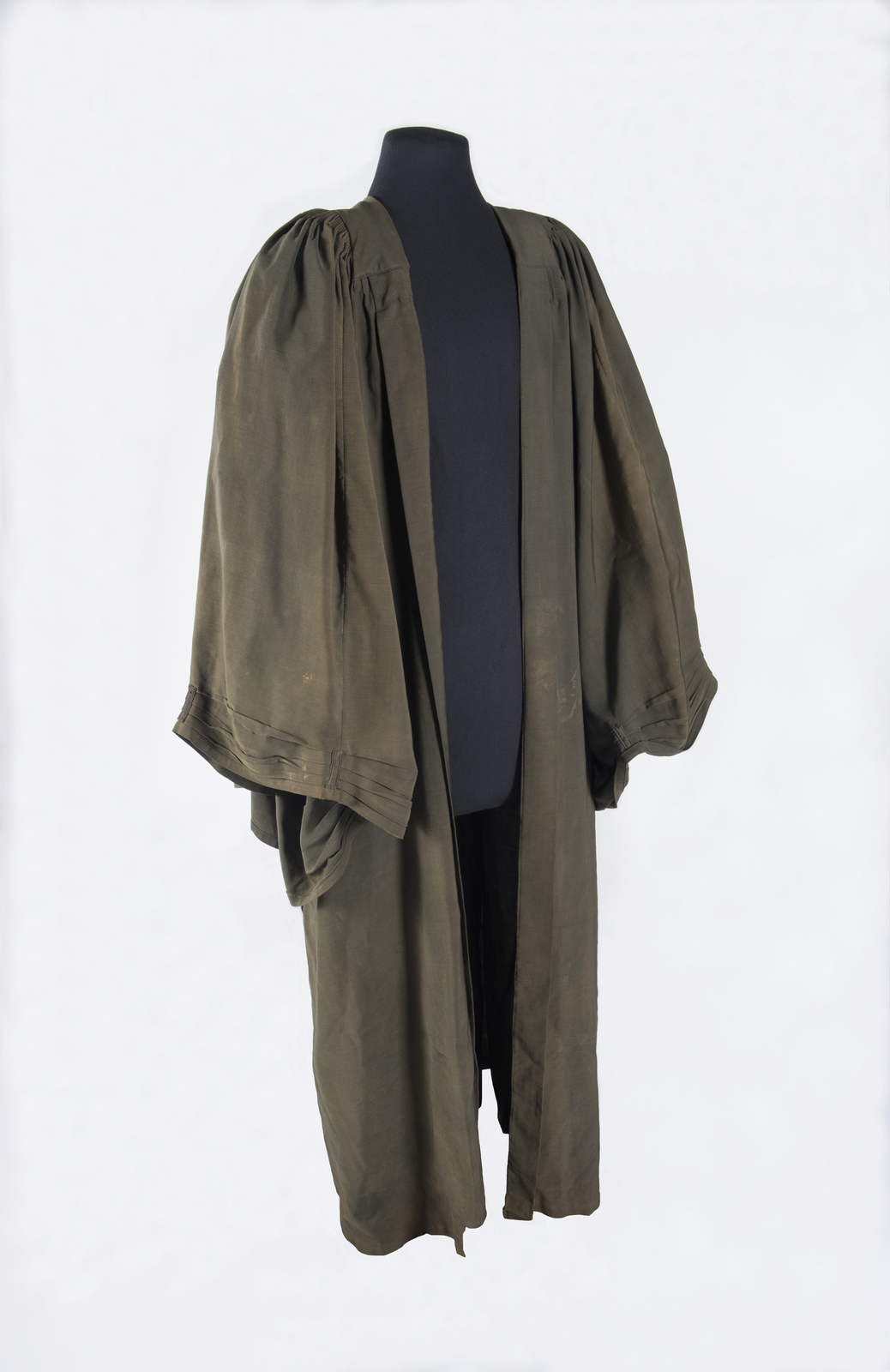 After over 3 years of investigation, all the pieces of evidence make a sound case for the robe having been wore by magistrate Hugh Richardson who presided over the three most famous court cases in Canadian history. Canadian Museum of History, 2013.54.1