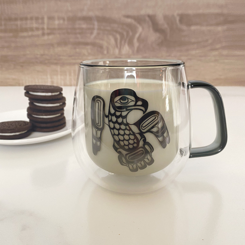 Tasse en verre coloré à double paroi avec motif d'aigle par Ernest Swanson