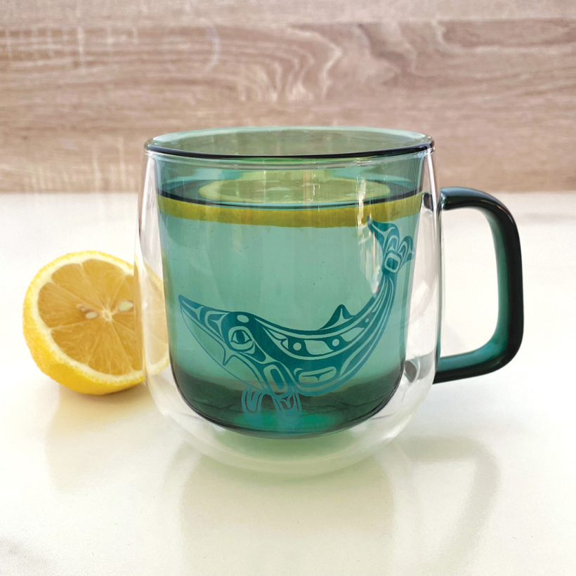 Tasse en verre coloré à double paroi avec motif de baleine à bosse par Gordon White