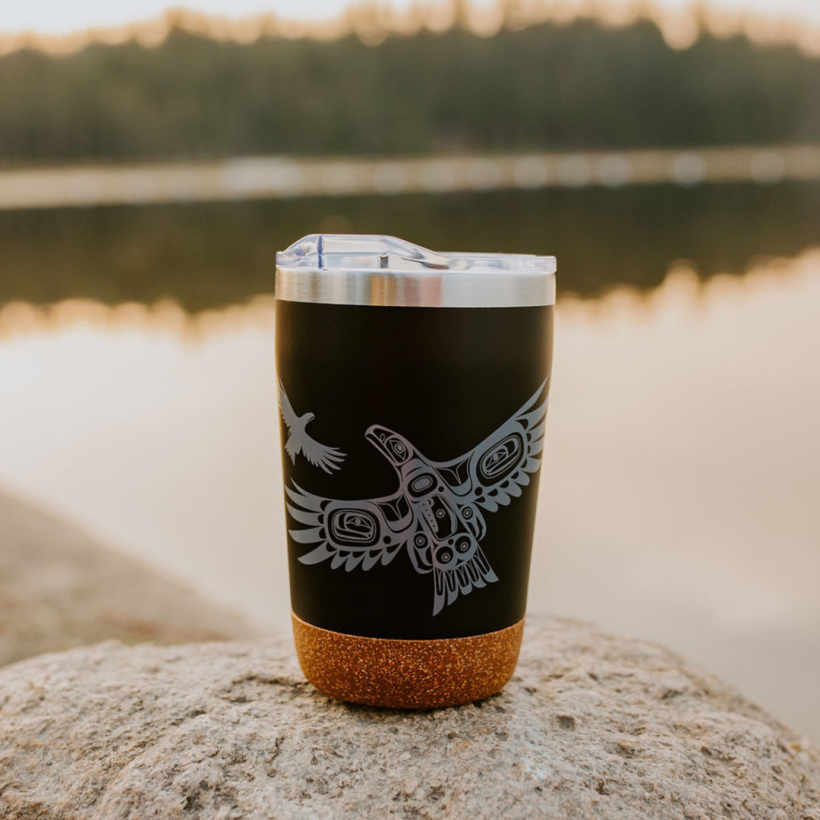 Tasse de voyage à base de liège avec le motif Soaring Eagle de Corey Bulpitt