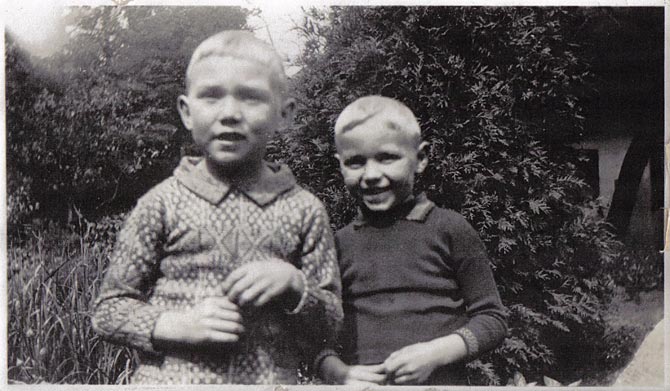 Ole and Chris Bennedsen in the garden of their home, ca 1934