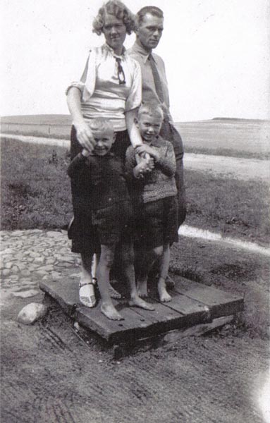 Alvilda Johannesson (Thomas’s cousin), Thomas Johannesson (Chris’s uncle), Chris and Ole Bennedsen.