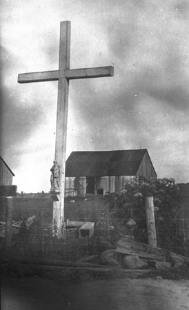 Wayside cross with Virgin statuette on its base. Gentilly, Qubec, 1924., © CMC/MCC, Edouard Zotique Massicotte, 62861