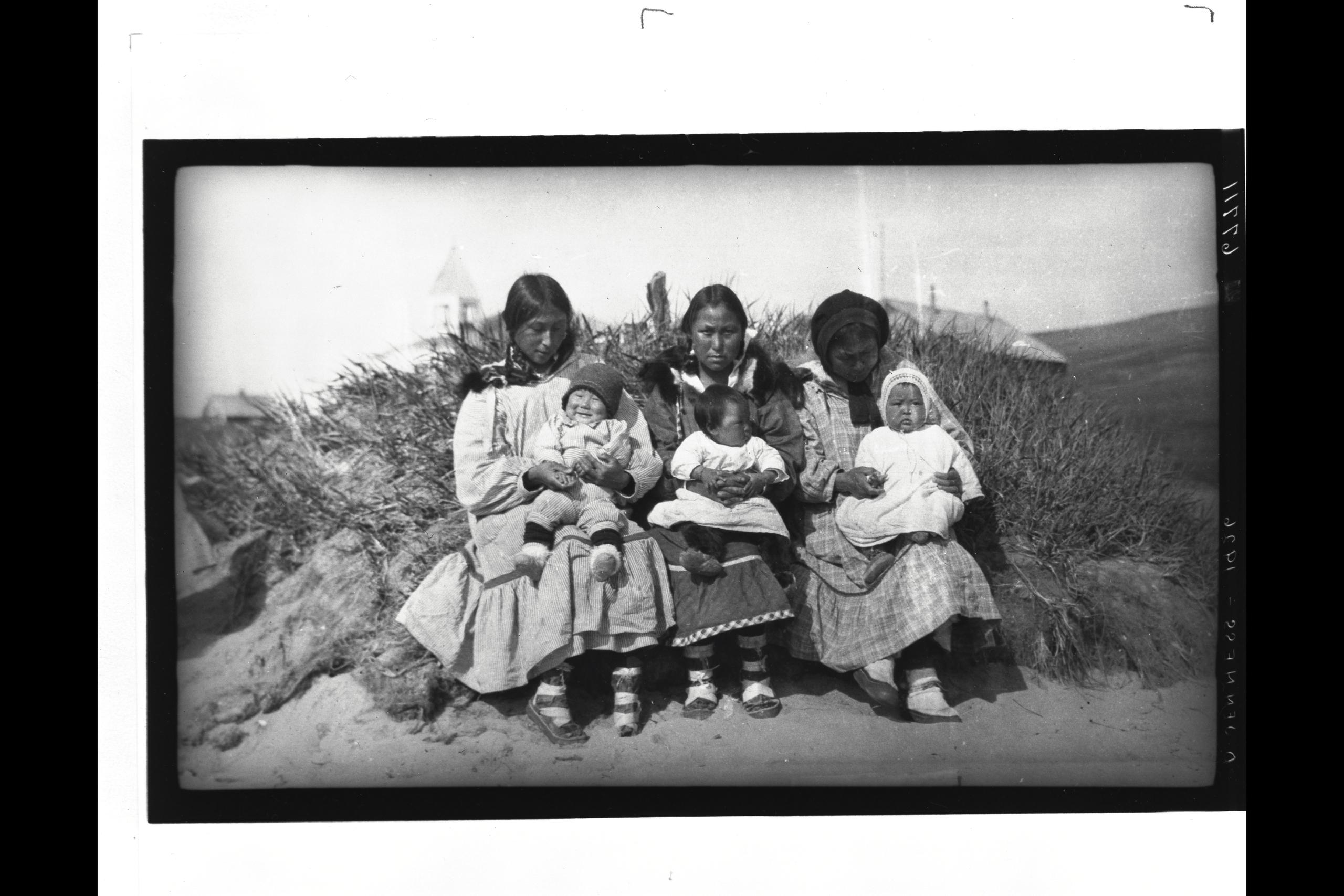 Femmes inupiates et leurs bébés, Wales, Alaska = Inupiat women and their  babies, Wales, Alaska | Canadian Museum of History