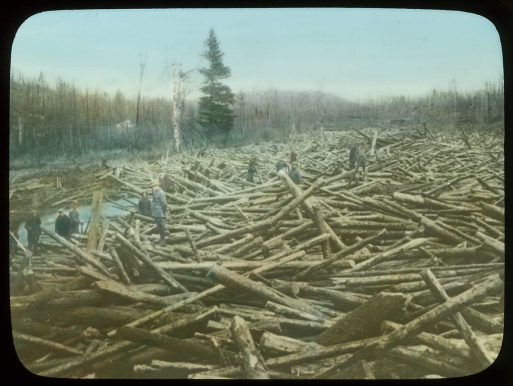 photo : Un gros embâcle sur une rivière du Québec