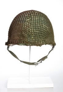 Casque de protection balistique, typique du modèle employé par l’armée en octobre 1970.