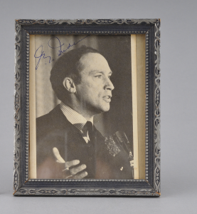 Photographie du premier ministre du Canada, Pierre Elliott Trudeau, vers 1968-1970, autographiée et encadrée.