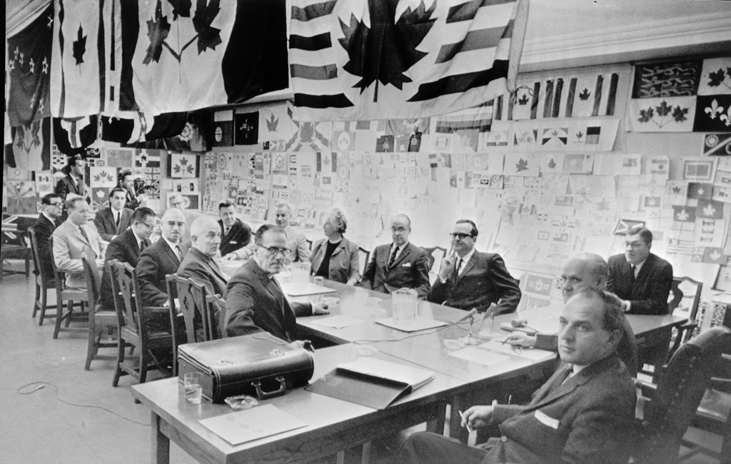 Le comité du drapeau mis sur pied par la Chambre des communes examine les 1 200 dessins proposés pour le nouveau drapeau canadien.