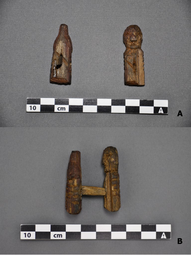 Sculpture en bois d’un ours polaire avec une tige, près d’une sculpture de forme humaine avec une entaille. Les deux ont peut-être été conçues pour être insérées l’une dans l’autre, ce qui indiquerait une intime connexion spirituelle entre les Dorsétiens et les ours polaires. Musée canadien de l'histoire, IMG2014-0118-0007-Dm 