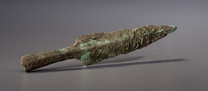 Spear point or knife, Laurentian Archaic, Ottawa Valley, 6,100 years ago Native copper Canadian Museum of History, BkGg-11:1049