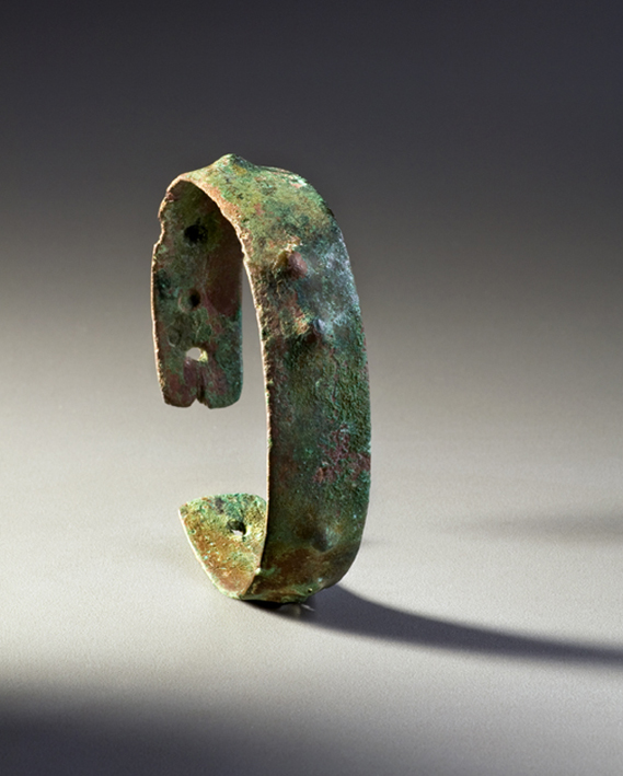 Bracelet, fin de la période archaïque, lac Supérieur, il y a 3 000 à 4 000 ans Cuivre natif Musée canadien de l’histoire, DiJa-1:34