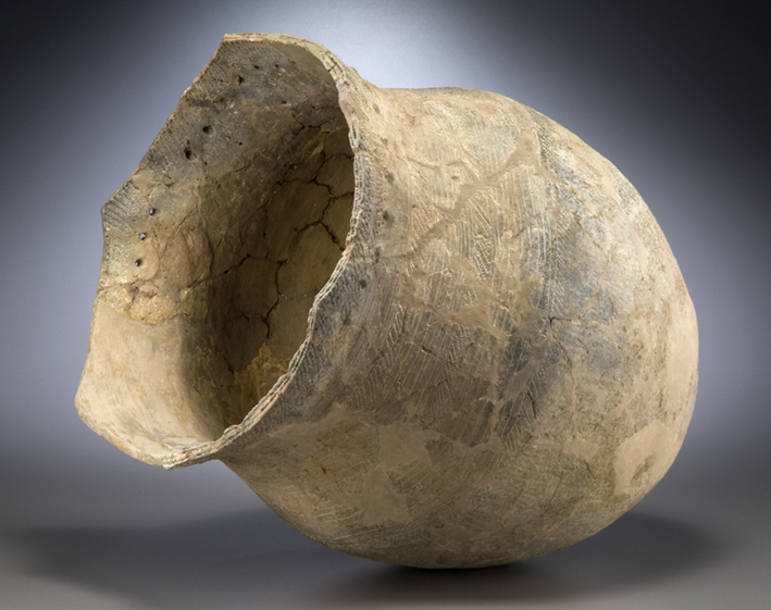 Large cooking or storage container, Southern Lake Huron, 700–1,000 years ago Ceramic Canadian Museum of History, VIII-F:29977