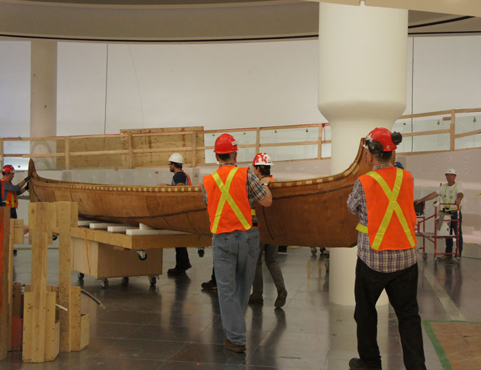 Moving the canot du maître into the Canadian History Hall for its installation. Canadian Museum of History, photo E. Laberge