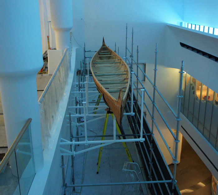 The canot du maître being installed in the Canadian History Hall. Canadian Museum of History, photo W. Piskorz 