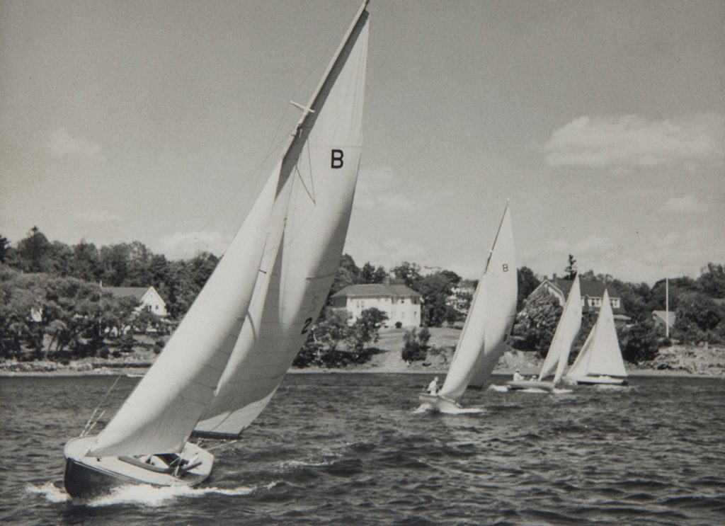 Bluenose Class sloops sailing in the Northwest Arm of Halifax Harbour. Seventy years after Roué designed this sailboat, many still sail in Canada and the United States and new examples are still being built. William James Roué Collection, Canadian Museum of History, 2016-H0034.161.P1, IMG2016-0300-0008-Dm