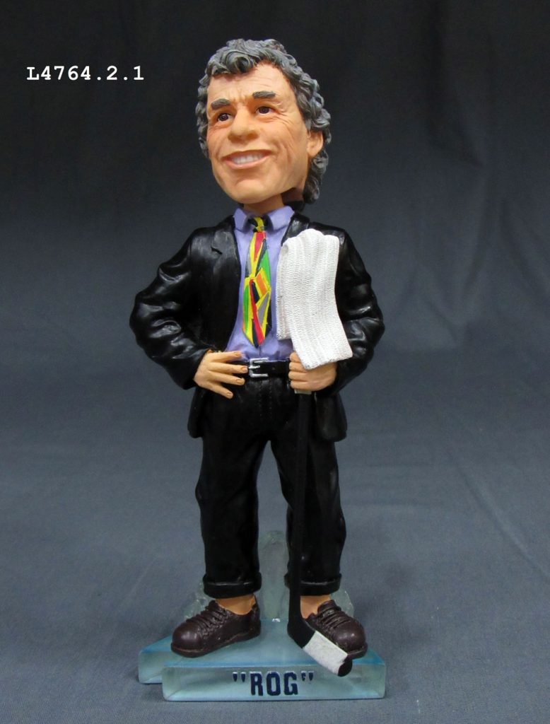 L’entraîneur Roger Neilson était connu pour son côté novateur, mais aussi pour ses cravates farfelues. Cette figurine à tête branlante de « Rog » avec une serviette en est un exemple. Prêt du Peterborough & District Hall of Fame. Photo : Musée canadien de l’histoire. 