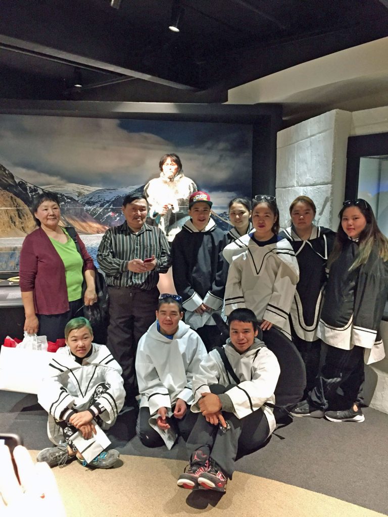 Des membres de la communauté d’Arctic Bay et à la Fiducie du patrimoine inuit lors d’une cérémonie privée, en avril 2017. Photo : Musée canadien de l'histoire 