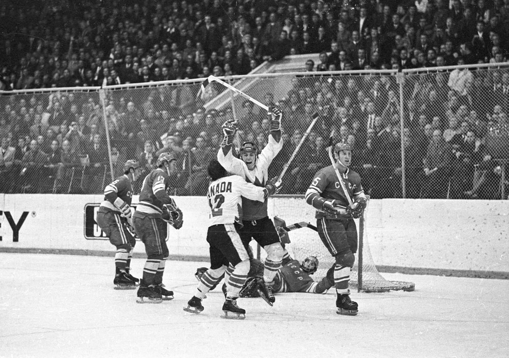 But gagnant de Paul Henderson Dernier match de la Série du siècle à Moscou 1972 Photo par Frank Lennon Bibliothèque et Archives Canada, e008440339 ©Succession de Frank Lennon