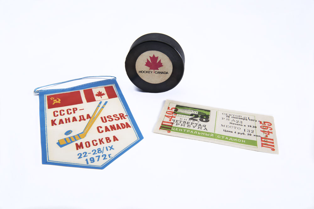 Fanion souvenir, billet et rondelle de la Série du siècle 1972. Musée canadien de l’histoire