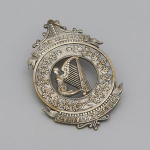 Engraved medallion with a harp in the centre