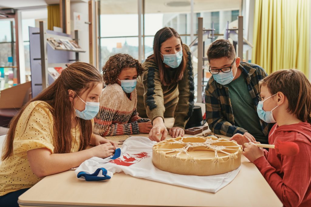 Étudiants regardant des artefacts avec l'enseignant