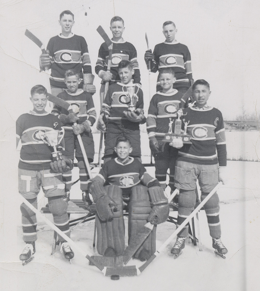 A black and white photo of a hockey team posing for a picture.