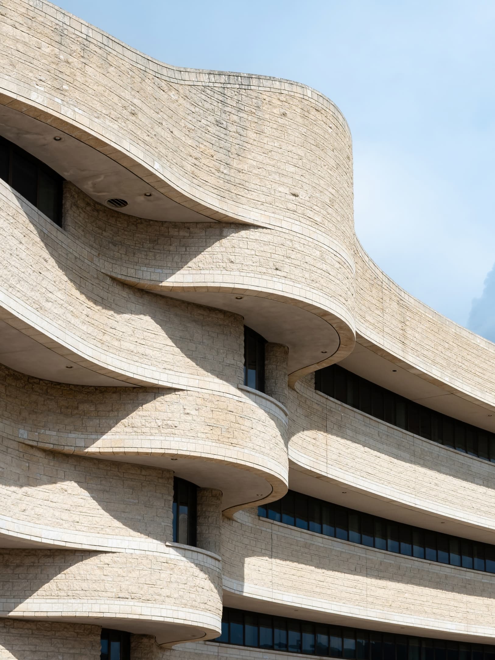 Side exterior of Canadian Museum of History building.