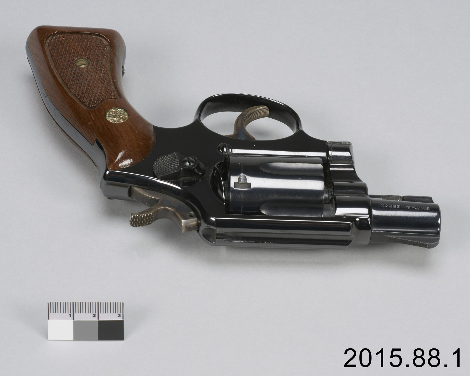 Petit pistolet avec une poignée en bois.//Small pistol with a wooden handle.