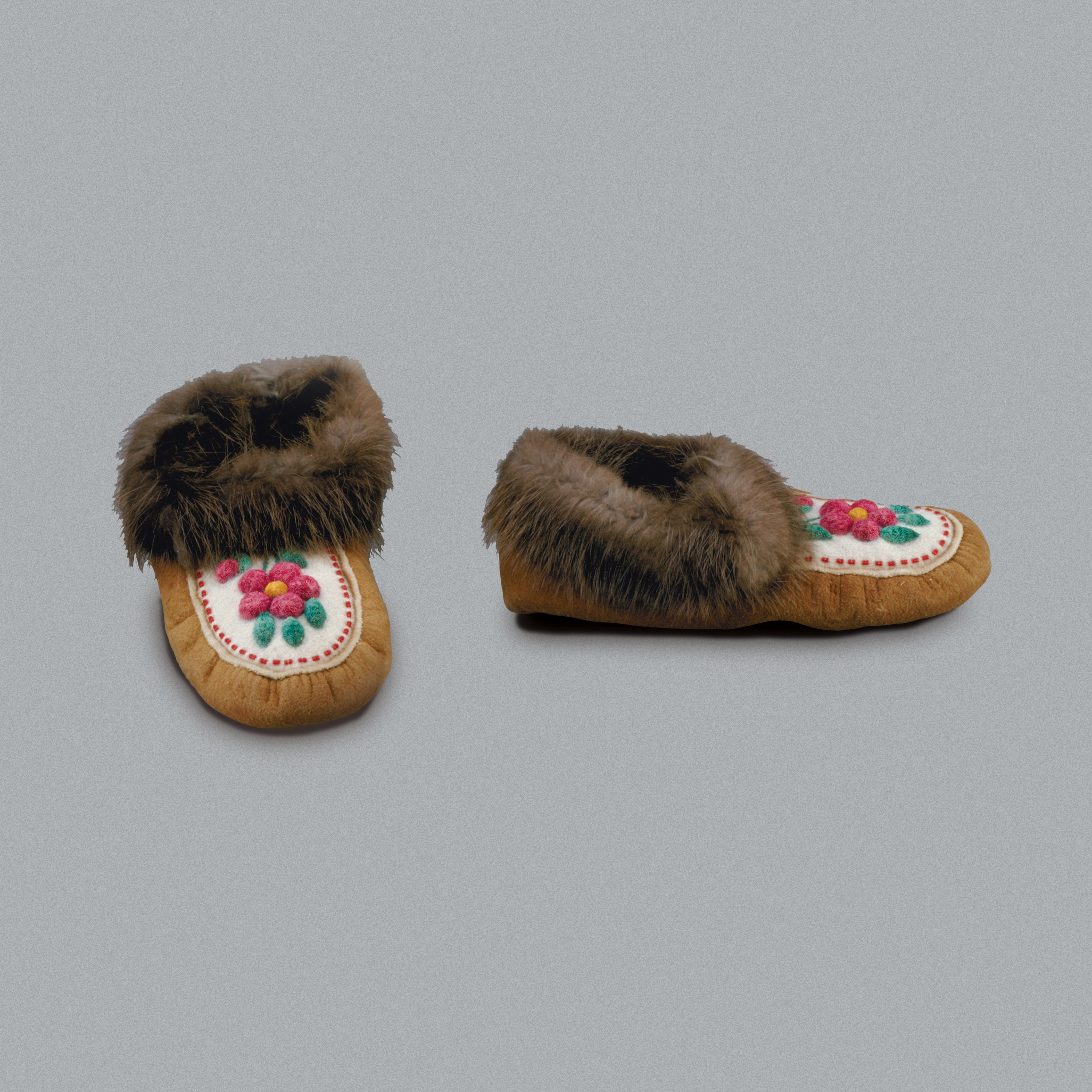 11orignal, poil, peau, broderie, touffetage, Autochtone, artiste Moose hair tufted flower design on the vamp of moccasins