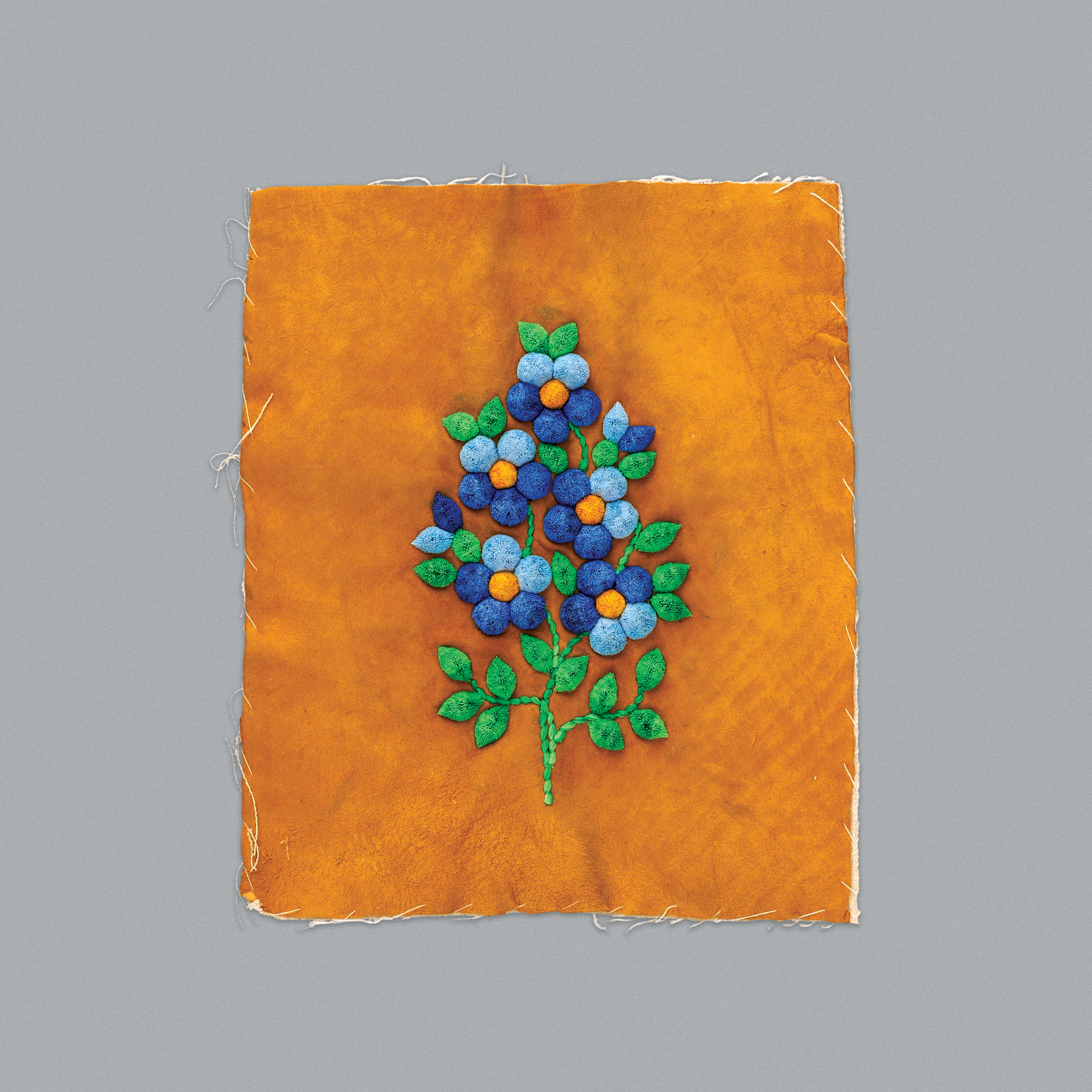 Motifs floraux faits de touffes de poils d’orignal sur une pièce de cuir.