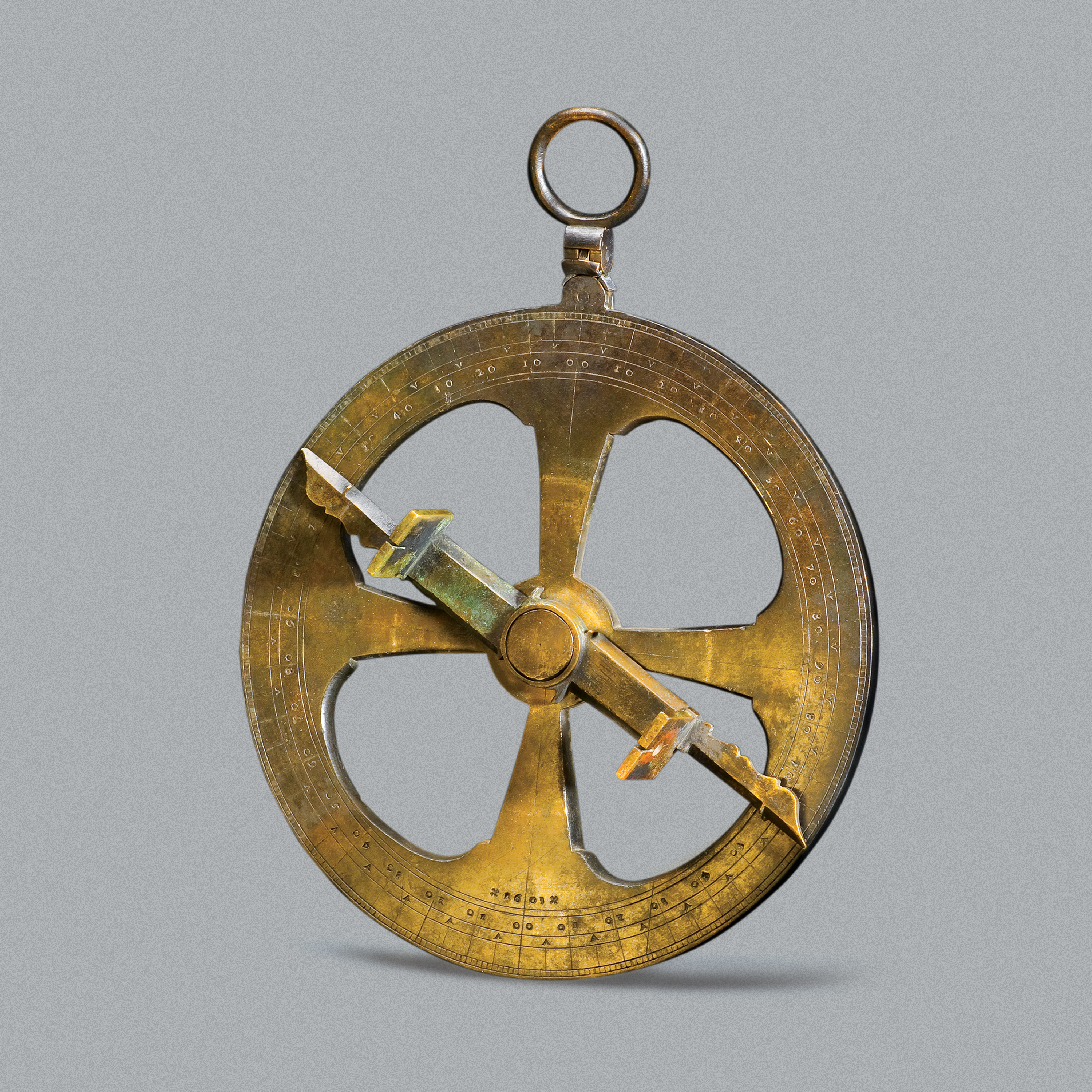 Astrolabe en bronze sur fond blanc. //Bronze astrolabe on a white background