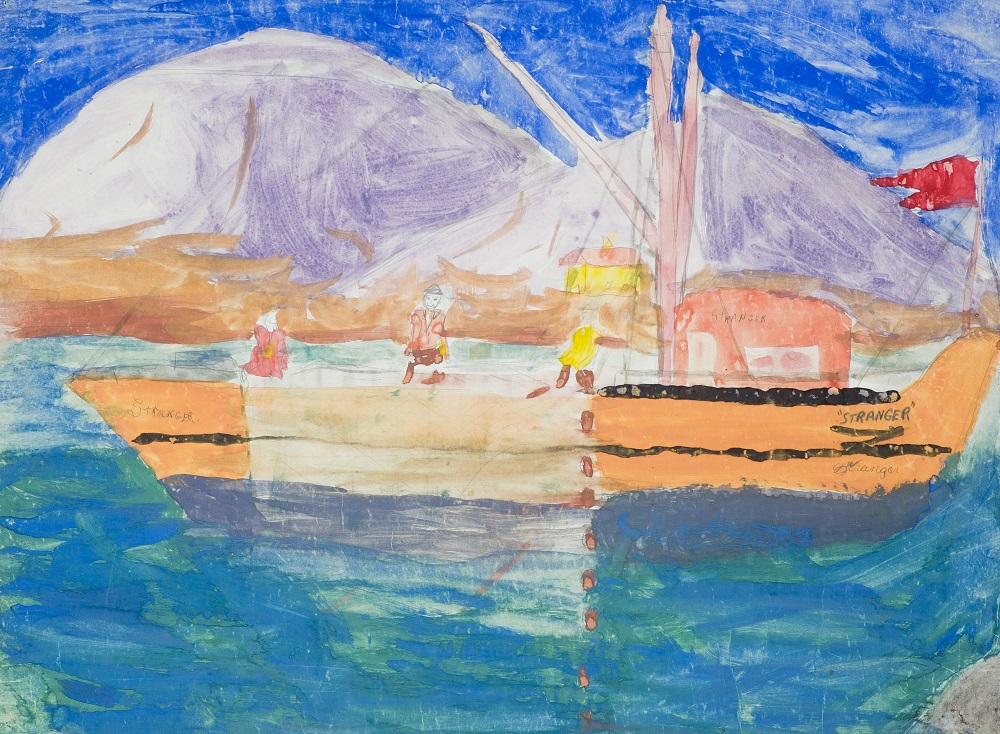 Peinture d’un bateau de pêche sur l’eau. Trois personnes se trouvent sur le bateau. Un paysage de montagne figure en arrière-plan.